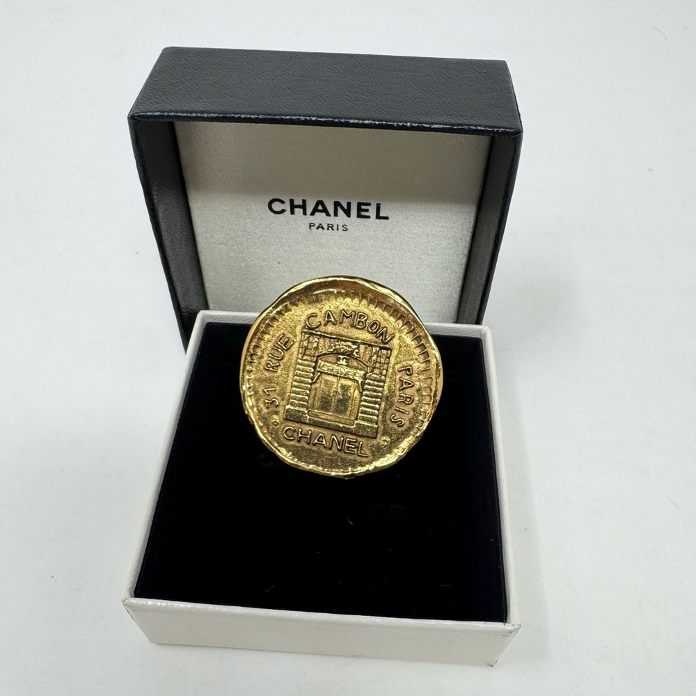 💎💯Authentic CHANEL Chanel 31 Rue Cambon Coin Brooch (Gold tone)